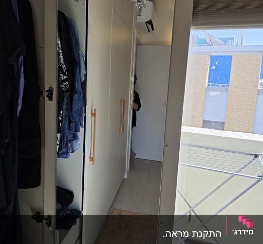 התקנת מראה גדולה בבית עם סרט הדבקה והגנה בקצוות